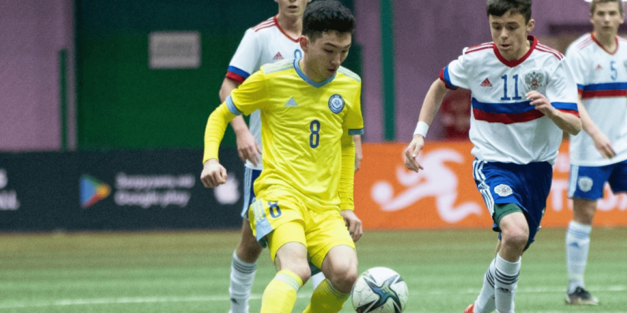 Полузащитник Ильяс Абиль в матче за молодежную сборную Казахстана