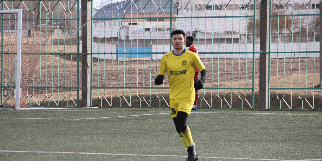 Казахстанский футболист Хамза Якуди в матче за белорусский «Слоним-2017»