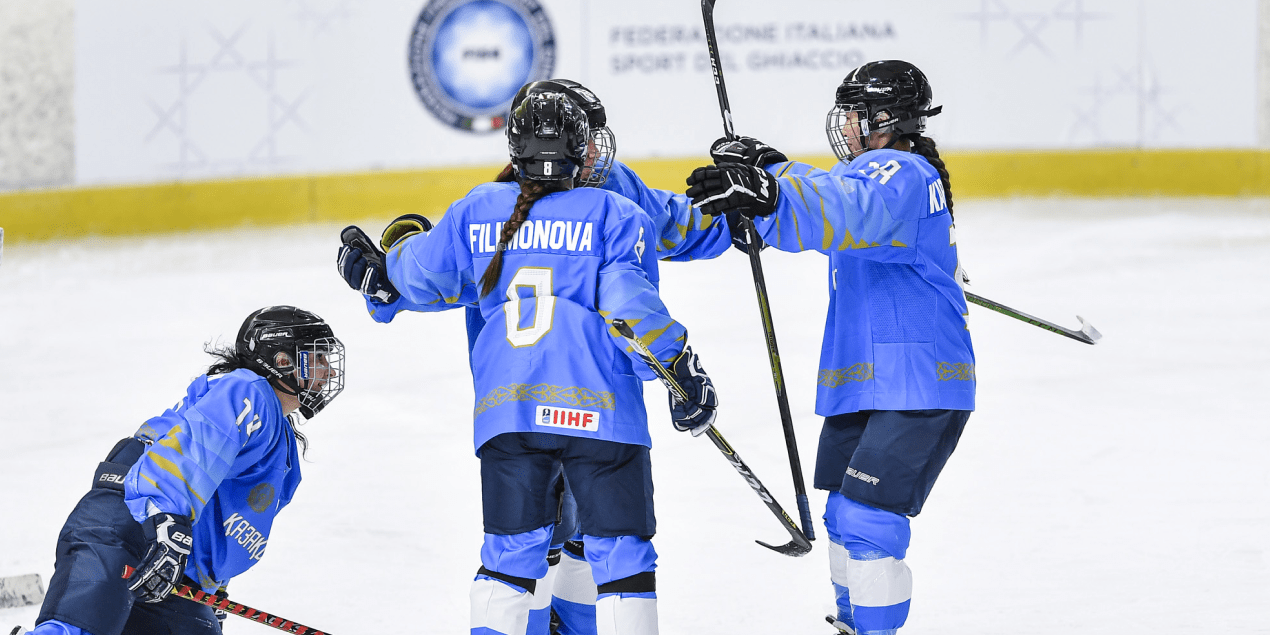 Игроки женской сборной Казахстана по хоккею