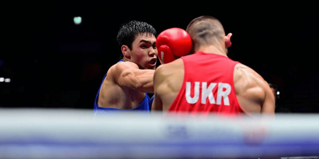 Казахстанский чемпион мира выбыл с ЧМ-2025 по боксу уже в 1/8 финала
