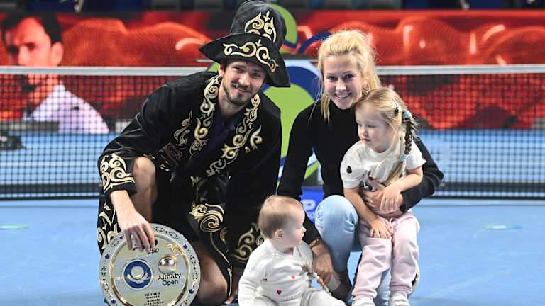 Медведев надел шапан после победы на Almaty Open и окончания 882-дневной серии без титулов