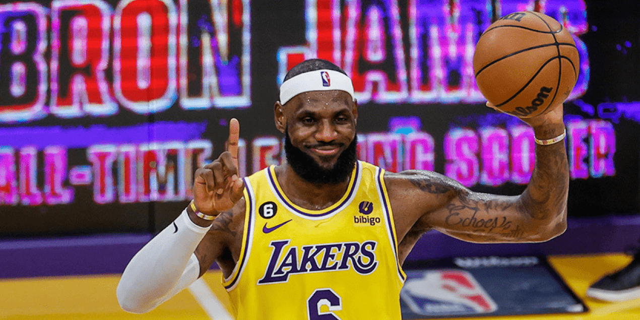 «Аж спина заболела». Леброн с юмором отреагировал на то, что половина «Юты» младше его дебюта в НБА