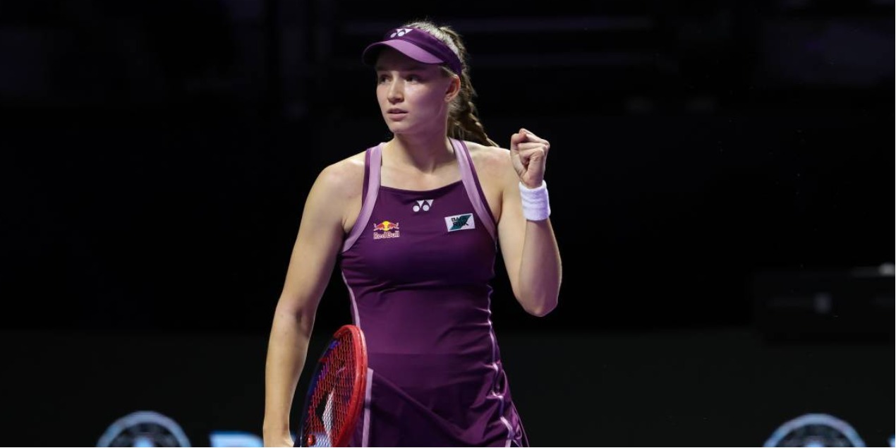Елена Рыбакина выиграла третий матч подряд на Итоговом турнире