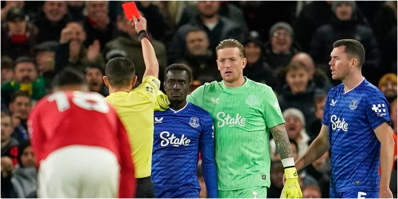 Гейе стал третьим игроком в истории АПЛ, удаленным за удар собственного одноклубника