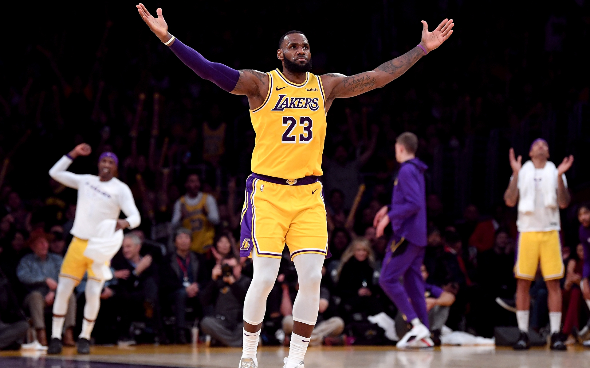 Леброн взорвался, вывел из себя Брукса и дотащил «Лейкерс» в концовке