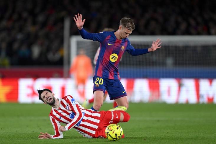 «Барса» с пенальти и слезами Флика: 3:1 против «Атлетико» и первое место в Примере