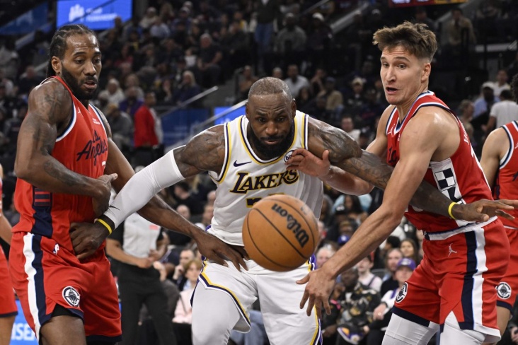 Почти 41-летний Леброн снова тащит один. А «Лейкерс» будто договорились отдохнуть