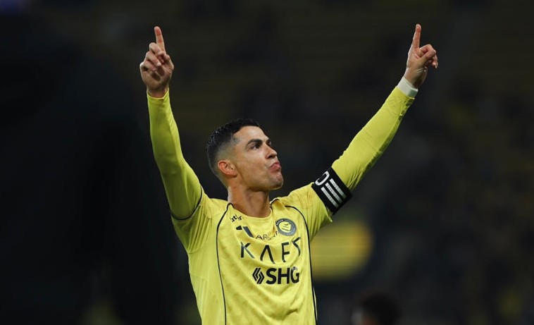 Дубль Роналду принёс «Аль-Насру» историческую победу и новый рекорд в саудовской лиге  «Аль-Наср» в субботу обыграл «Аль-Ахдуд» Паулу Сержиу со счётом 3:0 в матче 11-го тура и продолжает идти без потерь в Саудовской Премьер-лиге.  Дубль Криштиану Роналду в первом тайме проложил команде Жорже Жезуша путь к десятой победе подряд. Таким образом, клуб стал первой командой в истории чемпионата, одержавшей 10 побед в первых десяти сыгранных матчах (10-й тур был перенесён на февраль).  Первая половина встречи начиналась довольно ровно, однако хозяева смогли выйти вперёд примерно на 30-й минуте. После подачи углового слева Абдулелах Аль-Амри продлил мяч на дальнюю штангу, где Криштиану аккуратно отправил его в ворота.  Под занавес тайма Марсело Брозович прошёл по правому флангу и выдал передачу на Роналду — тот не дрогнул и оформил второй гол в игре. Это стал 956-й мяч в карьере капитана сборной Португалии.  Уже в компенсированное время Кингсли Коман нашёл передачей Жоау Феликса в штрафной, и португалец точным низовым ударом не оставил шансов Самуэлу Португалу, закрепив итоговый результат.  Команда Жорже Жезуша остаётся лидером чемпионата Саудовской Аравии, опережая главного соперника — «Аль-Хиляль» — на четыре очка