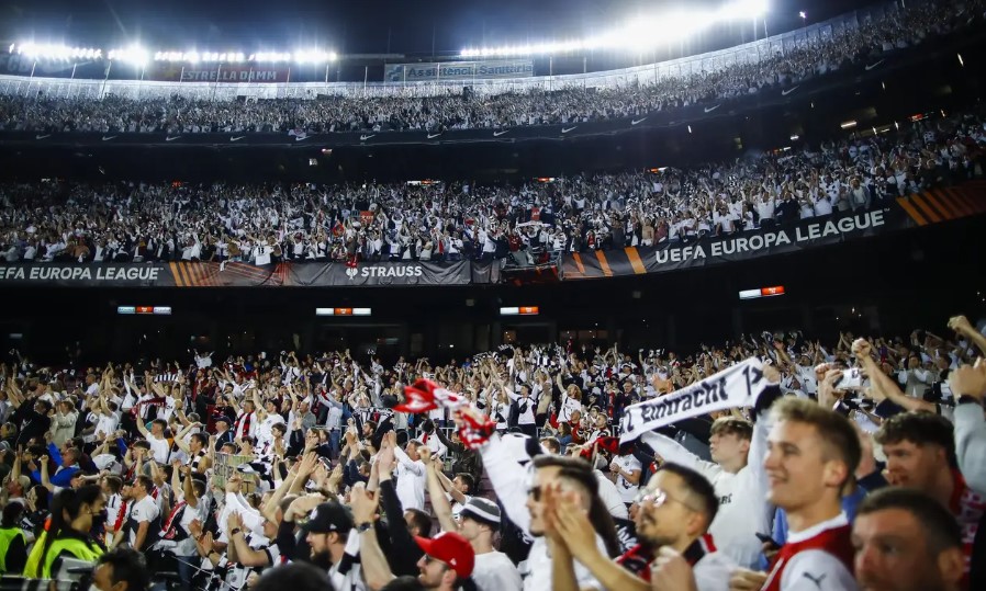 Как «Камп Ноу» превратился в «Франкфурт-Арена»: история самого громкого оккупационного матча Европы